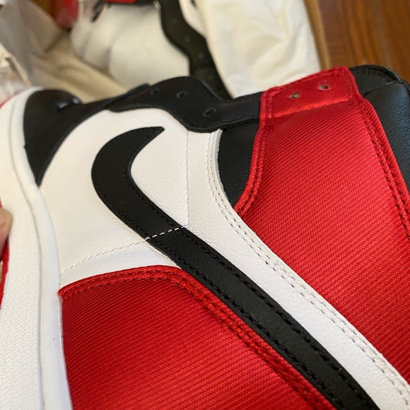 Retro Jordan 1’s satin heal black toe main image 4